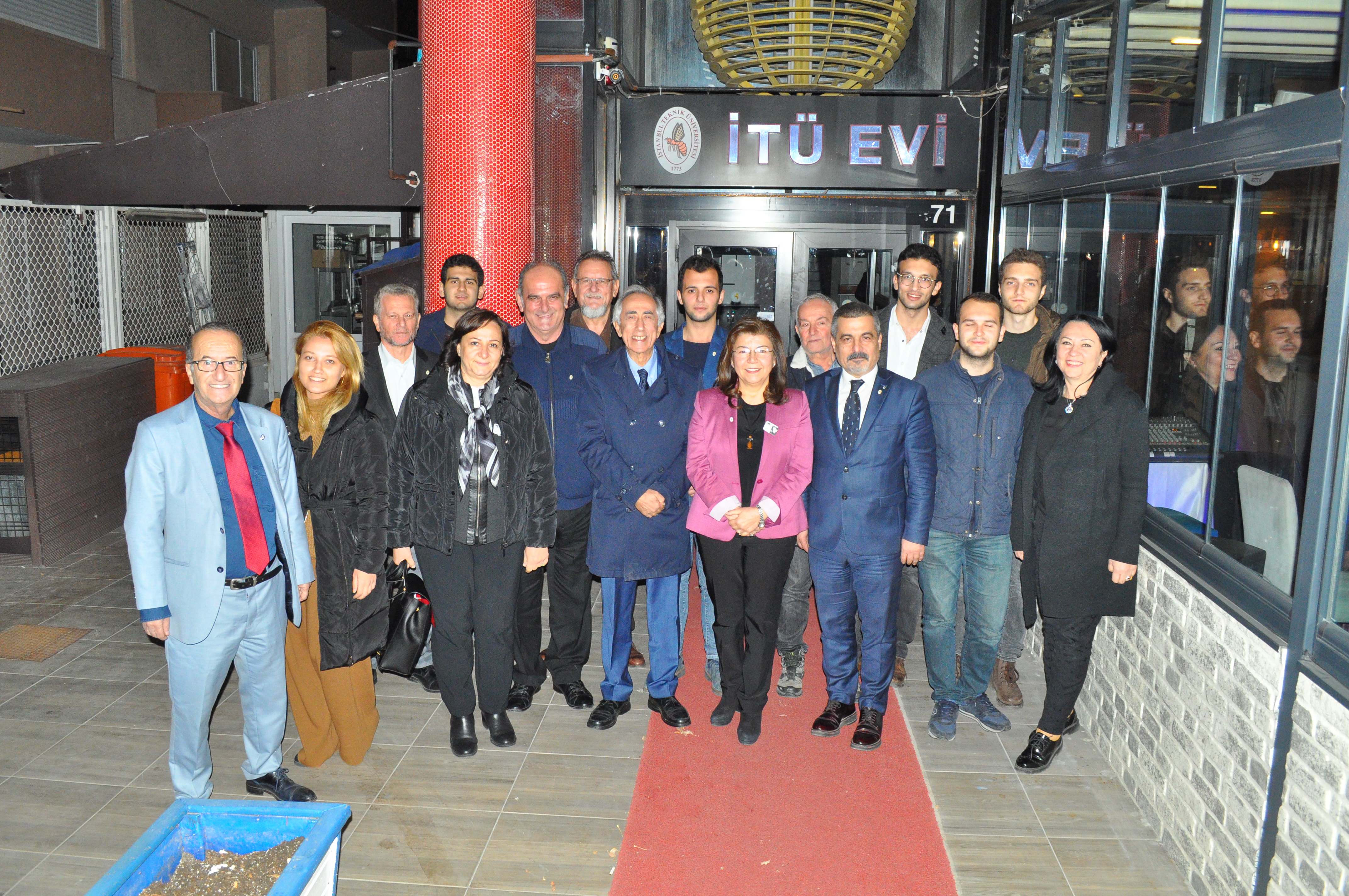 Ankara Genel Merkez Ziyaretimiz' i Anıtkabir'de Atamızın huzuruna çıktıktan sonra, öğrencilerimiz, ailelerimiz ile birlikte ziyaret ettik. 